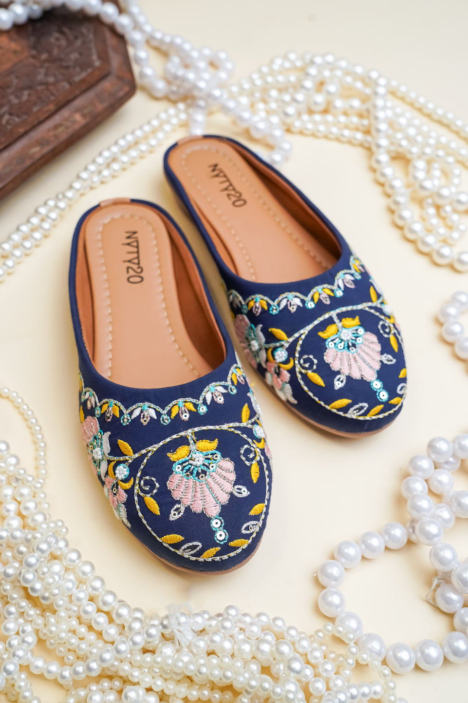 Blue jutti