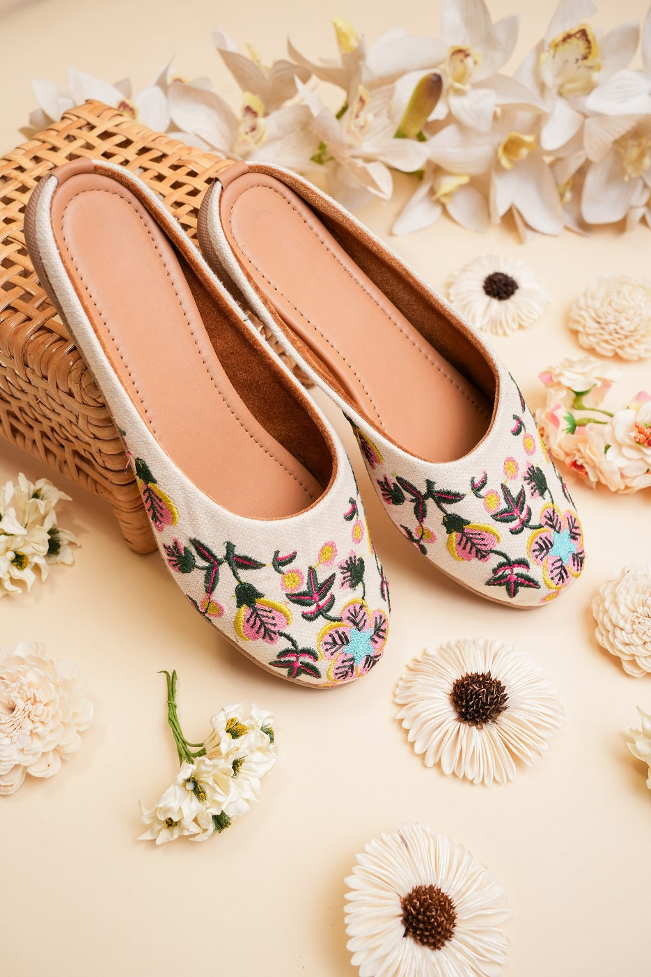Women Embellished Ethnic Mojaris Flats