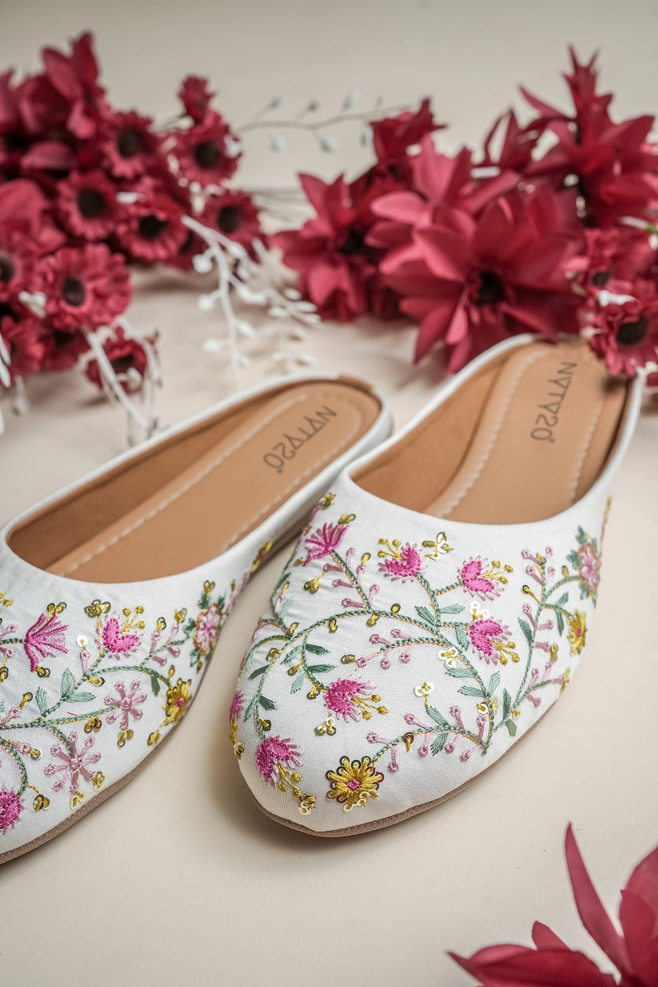 White jutti