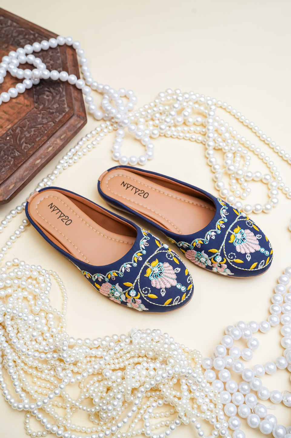 Blue jutti