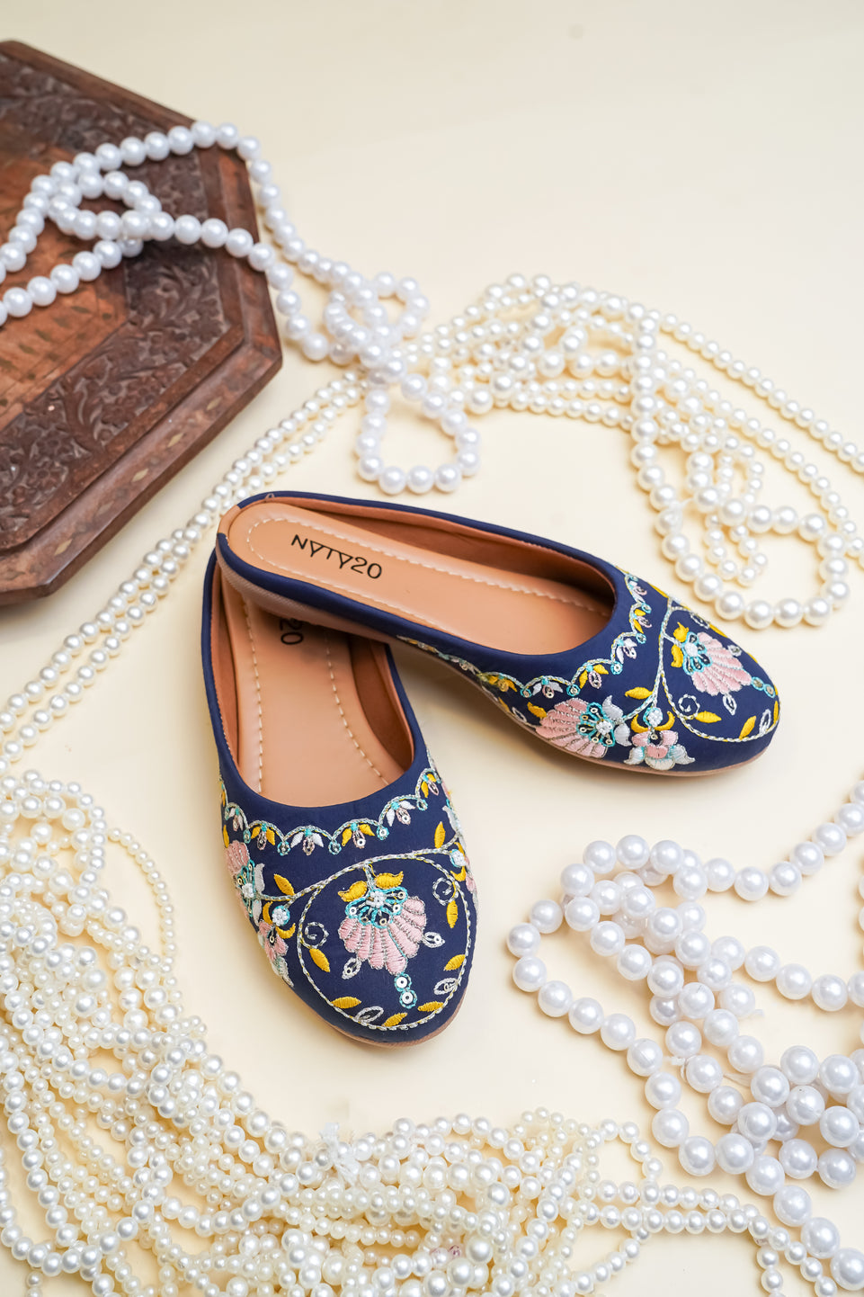 Blue jutti