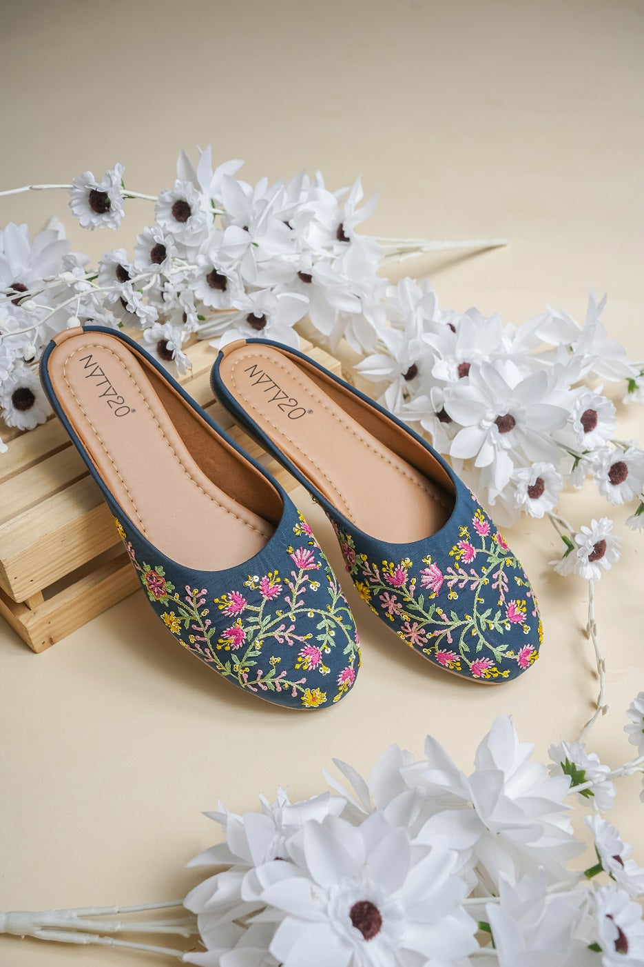 Blue design jutti
