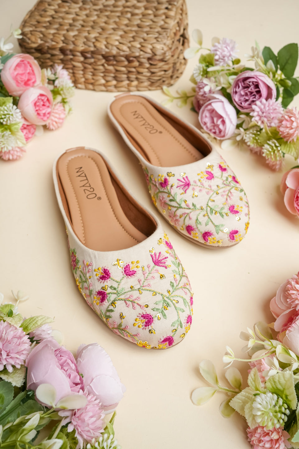 Ladies footwear jutti