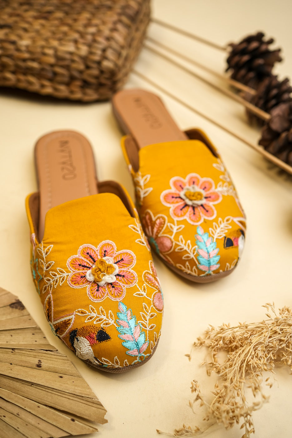 Yellow jutti