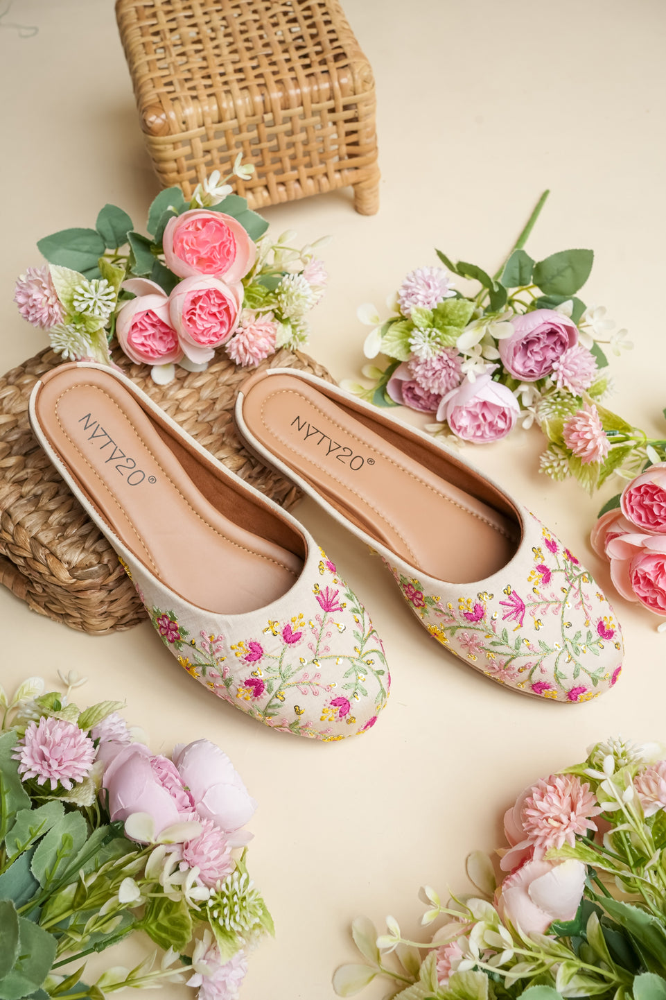 Ladies footwear jutti